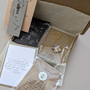 Peace Gift Box aanmoedigingsmand sleutelhanger pin badge bijbelvers boekje en kaart