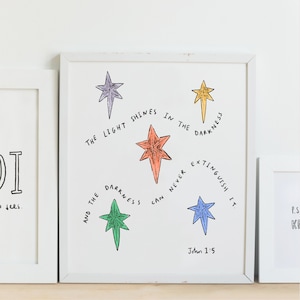 Licht schijnt / John 1:5 Bijbelvers / kunst aan de muur / christelijke kunst / gerecyclede kaart / kraft of wit