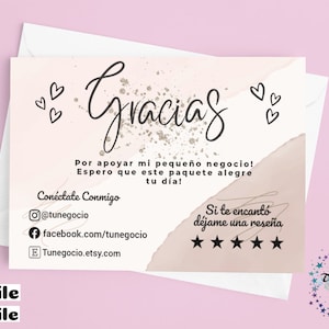 以下が含まれることがあります： ピンクとベージュの「ありがとう」カード。金色のキラキラ文字で「Gracias」と書かれています。カードには、お客様への感謝のメッセージとレビュー投稿のお願いが書かれています。また、ソーシャルメディアの連絡先情報も記載されています。