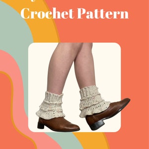 Puede incluir: Un par de calentadores de tobillo de crochet blanco con un diseño de volantes. Los calentadores de tobillo se llevan en las piernas de una persona y se muestran sobre un fondo colorido. El texto "Frilly Ankle Warmers Crochet Pattern" y "by @thelittlejoymaker" también es visible en la imagen.