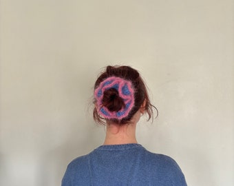 Großer, flauschiger, handgefertigter Scrunchie aus Mohair