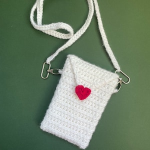 Handgehäkelte Love Letter Handytasche: Stylischer Umhängeschutz für Dein Smartphone