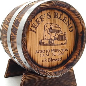 以下が含まれることがあります： 金属製のバンドが付いた木製の樽で、"Jeff's Blend"、セミトレーラーの画像、"Aged to Perfection 1.4.74 - 10.13.24"、"<3 Blessed"というテキストが刻まれています。