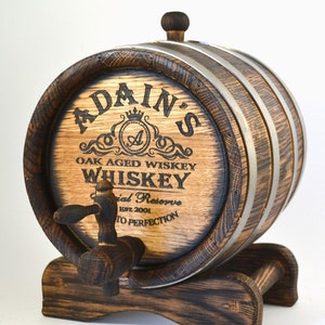 以下が含まれることがあります： 金属製のバンドと蛇口が付いた木製の樽。樽には「Adain's Oak Aged Whiskey Whiskey Special Reserve Est. 2001 To Perfection」という文字が刻まれています。