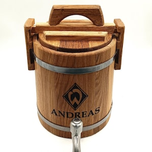May include: A wooden barrel with a metal tap and a wooden lid with a handle. The barrel is engraved with the word "ANDREAS".