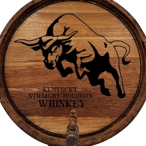 Gepersonaliseerd bord met eikenhouten whisky-stiervat met houten kraan, op maat gemaakte bourbon-rum vatdeksel aan de muur, rustiek huis-bardecor vintage vat