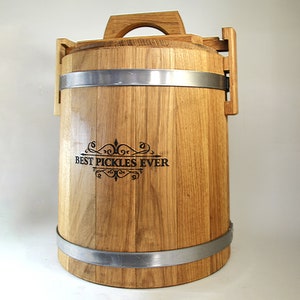Può includere: Un barile di legno con fasce metalliche e un manico. Il barile è etichettato "Best Pickles Ever".