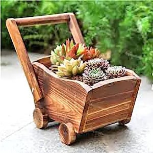 以下が含まれることがあります： カラフルな多肉植物が植えられた素朴な木製のカートプランター。カートにはハンドルと小さな木製の車輪が付いています。木材は暖かく自然な仕上がりで、多肉植物は緑、赤、黄色の色合いを示しています。