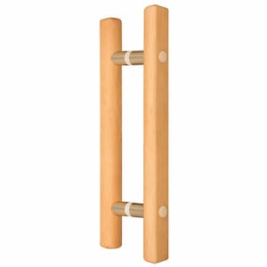 Puede incluir: Un tirador de puerta de madera con acabado natural. El tirador presenta dos postes verticales de madera conectados por una barra metálica horizontal. Pequeños acentos redondos y claros son visibles en los postes de madera. El tirador está diseñado para un agarre fácil.