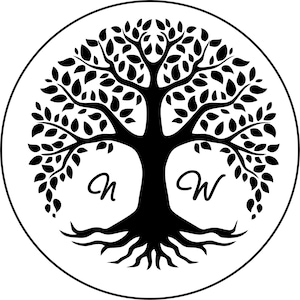 Könnte beinhalten: Schwarz-weiß-Illustration eines Lebensbaums mit filigranen Wurzeln und Ästen. Die Initialen "C" und "W" sind auf beiden Seiten des Stammes platziert.