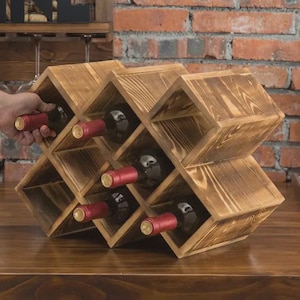 Portabotellas de vino personalizado - Botellero de madera de sobremesa - Almacenamiento rústico de vino de encimera - Regalo personalizado y hecho a mano para amantes del vino - Decoración de bar para el hogar