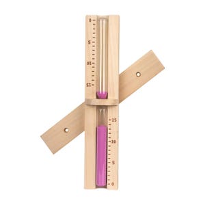 Könnte beinhalten: Eine Sanduhr aus Holz mit einem rosa Sandtimer. Die Sanduhr ist auf einem Holzbrett mit einer Skala montiert, die in 5-Minuten-Schritten von 0 bis 15 Minuten markiert ist.
