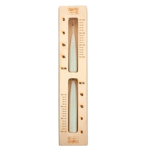 Puede incluir: Un reloj de arena de madera con dos cámaras de vidrio transparente que contienen arena blanca. El temporizador está marcado con incrementos de minutos de 0 a 15, y la marca "SAWO" está impresa en la madera.