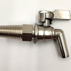 Op de afbeelding: Een roestvrijstalen kraan met een schroefdraadinlaat, zeskantmoer en hendel. De kraan heeft een gebogen tuit en is ontworpen voor het afgeven van vloeistoffen. Het metaal heeft een glanzend, reflecterend oppervlak.