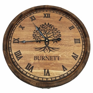 Reloj de pared personalizado con forma de barril de bourbon y diseño de árbol del amor, con cabezal de pared de whisky personalizado y tapa de barril de whisky vintage, decoración de bar para el hogar y accesorios para la cueva del hombre.