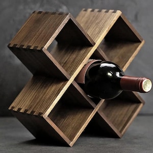 Botellero de madera Faratan para mesa: portabotellas artesanal, decoración rústica para bar, regalo personalizado y grabado para amantes del vino.