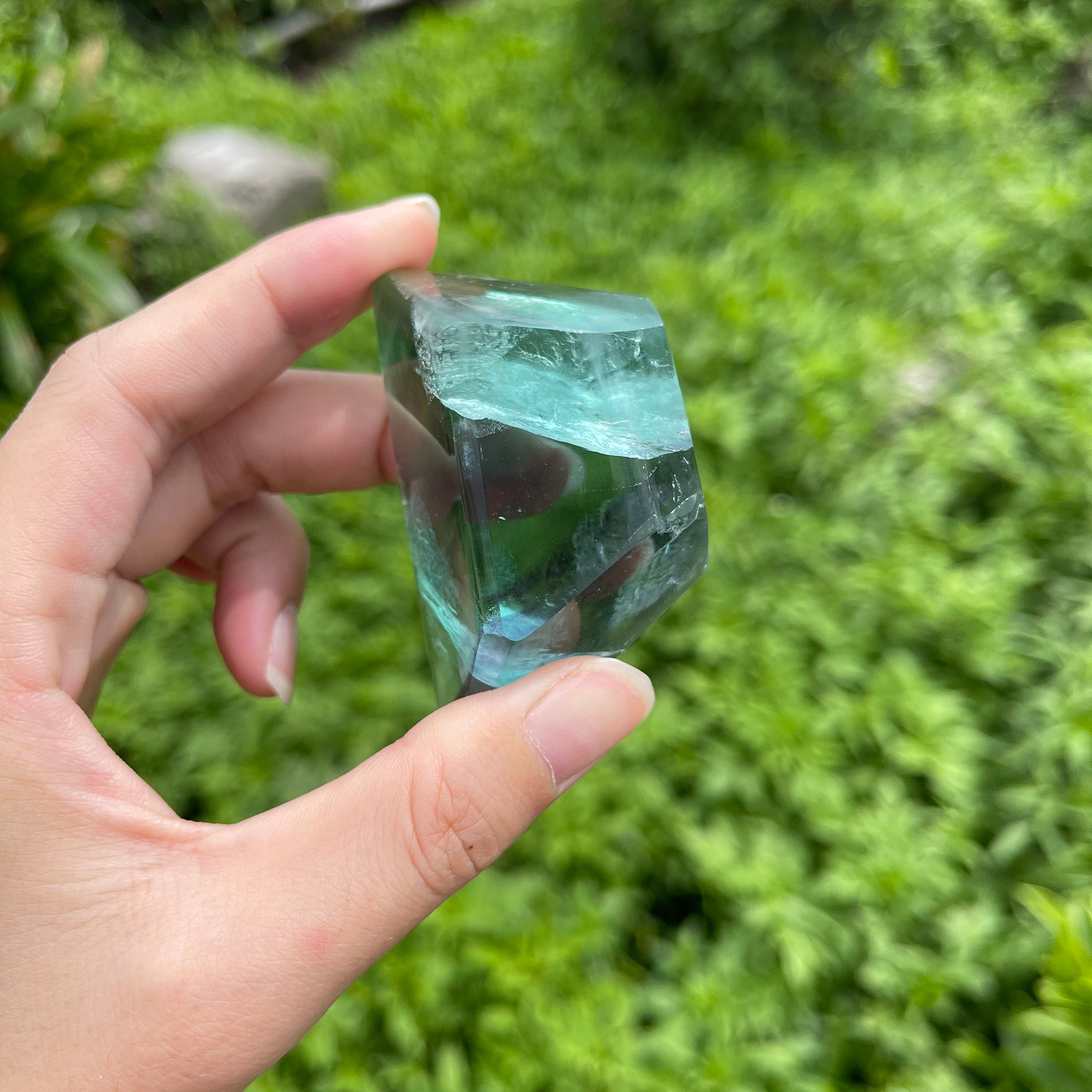 虹色のグリーンフローライトフリーフォーム、研磨された結晶標本