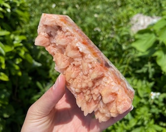 Tour de cristal de calcite rose, obélisque à bords bruts, spécimen de guérison (1,09 lb)