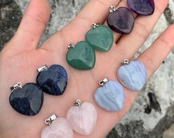 Puede incluir: Ocho colgantes en forma de corazón hechos de varias piedras preciosas, incluyendo amatista, aventurina verde, sodalita azul, ágata azul y cuarzo rosa. Cada colgante tiene una anilla de plata para sujetarlo a un collar o pulsera.