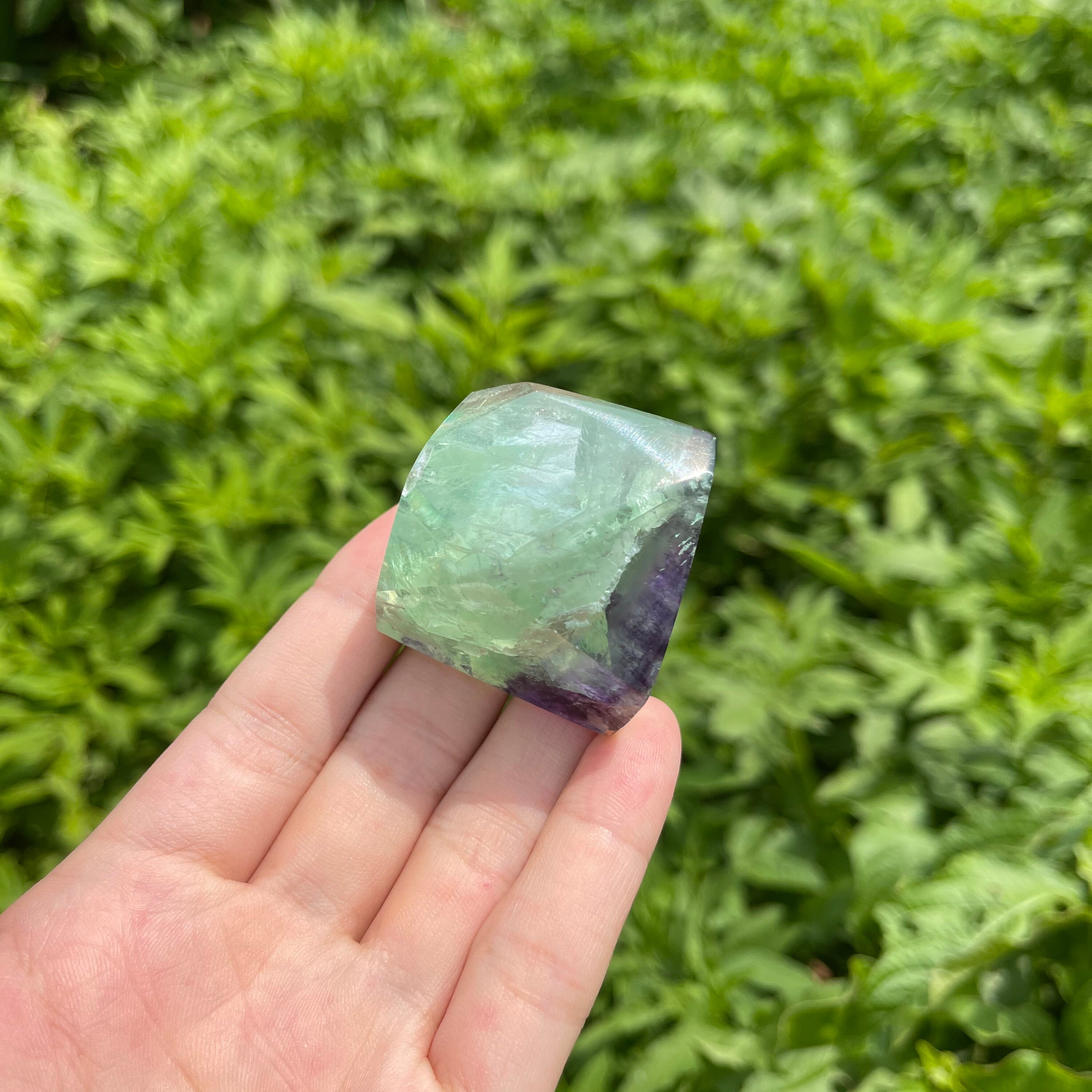 虹色のグリーンフローライトフリーフォーム、研磨された結晶標本