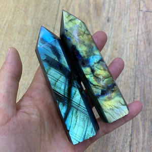 Può includere: Due punte di cristallo di labradorite, una verde e blu, l'altra gialla e blu, con un bagliore iridescente.