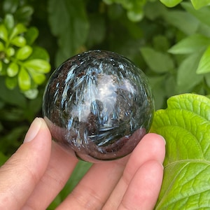 Esfera de arfvedsonita, Esfera de cristal de arfvedsonita pulida, Esfera de fuegos artificiales, Meditación, Cristal curativo, Esfera de astrofilita