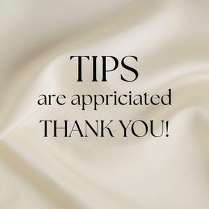 Puede incluir: Imagen con las palabras "TIPS are appreciated THANK YOU!" en negro, con una fuente elegante. El texto está centrado sobre un fondo cremoso y sedoso con pliegues y sombras suaves.