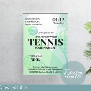 Può includere: Un poster verde e bianco con un design di racchetta da tennis e palla. Il poster pubblicizza un 2° Torneo Annuale di Tennis Invernale il 12 gennaio presso il Summer Country Club di Southtown, in Florida. Il poster indica che i premi totali sono di 500.000 $ e incoraggia l'iscrizione anticipata, poiché i posti sono limitati.