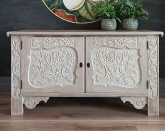 Sideboard "Lovely Nature", aufgearbeitetes Einzelstück mit romantischen Schnitzereien, Shabby Look, Boho, aufwändige Details