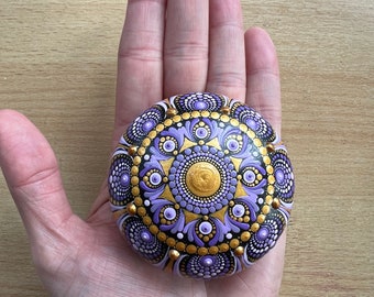 La couronne Mandala Stone peint à la main mandala art-thérapie violet et or art décoration peinture sur pierre oeuvre d'art peinte à la main