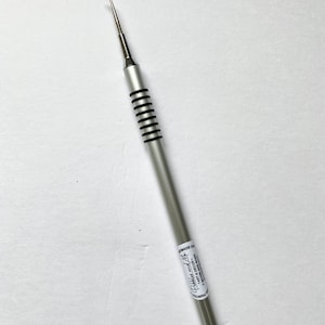 Outil incurvé fluide avec anneaux en caoutchouc et stylo plume, lignes fines et petits points virgules et micro-points parfaits