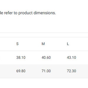 K&ouml;nnte beinhalten: Gr&ouml;&szlig;entabelle mit den Ma&szlig;en f&uuml;r Breite und L&auml;nge in Zentimetern f&uuml;r verschiedene Kleidungsgr&ouml;&szlig;en von XS bis 2XL.