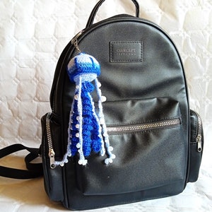 Chaveiro de crochê com água-viva: lã e acrílico, pingente de mochila