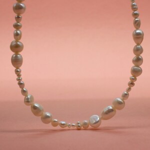 Collier de perles « Kala », chaîne, chaîne en or, choker, perles d’eau douce, perles douces, necklace, acier inoxydable, argent, silver, blanc, collier
