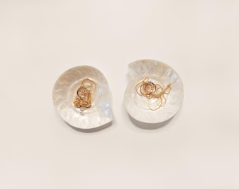 Parelmoer ringschaal met schelp: wit sierbordje, set van 2