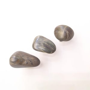 Perilla de gabinete de piedra marina - Piedra de río con patrón de cebra - Herrajes de latón natural, juego de 2