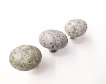 Seestein Möbelknauf - Natürlicher Fluss Stein - Messing Hardwares, 2er Set