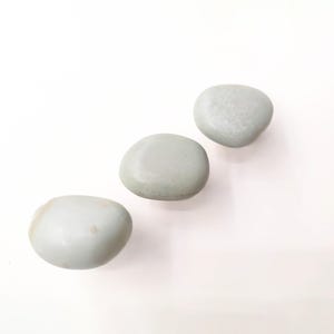 Pomo para gabinete de piedra marina - Piedra de río verde claro - Herrajes de latón natural, juego de 2