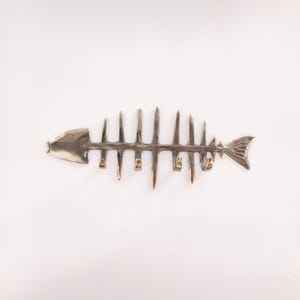 Gancho de parede em latão com formato de espinha de peixe - Cabideiro com estrutura em latão polido