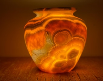 Luminária egípcia de alabastro - formato de vaso - luminária de mesa - detalhes únicos em forma de vinha - luminária de pedra - luminária de ônix