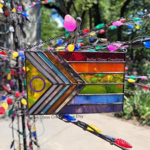 Atrapasol de vitral con bandera del orgullo intersexual