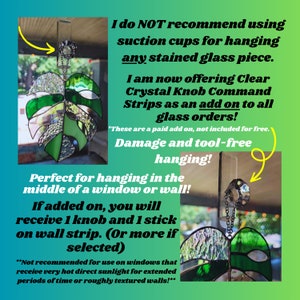 Peut inclure: Une feuille de monstera en verre teinté vert suspendue à une fenêtre à l'aide d'une bande adhésive transparente avec un bouton en cristal. Le texte indique "Je ne recommande PAS d'utiliser des ventouses pour accrocher des objets en verre teinté. Je propose maintenant des bandes adhésives transparentes avec un bouton en cristal en option pour toutes les commandes de verre ! *Ce sont des options payantes, non incluses gratuitement. Accrochage sans dommage ni outil ! Parfait pour accrocher au milieu d'une fenêtre ou d'un mur ! Si vous ajoutez cette option, vous recevrez 1 bouton et 1 bande adhésive murale. (Ou plus si vous le souhaitez) **Non recommandé pour une utilisation sur les fenêtres qui reçoivent la lumière directe du soleil très chaude pendant de longues périodes ou sur les murs texturés !**"