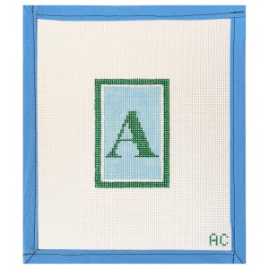 Puede incluir: Lienzo de punto de aguja con la letra "A" verde, dentro de un rect&aacute;ngulo azul claro. El fondo es blanco, con un borde azul claro. Las iniciales "AC" est&aacute;n en la esquina inferior derecha.
