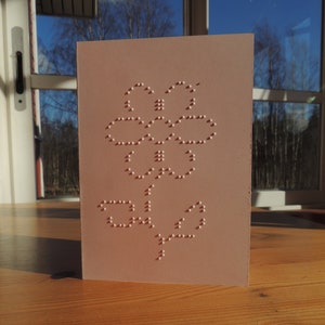 Stuur een wenskaart met je eigen brailletekst, voelbare kaart met elegant bloemenpatroon afgebeeld in verhoogde stippen,
