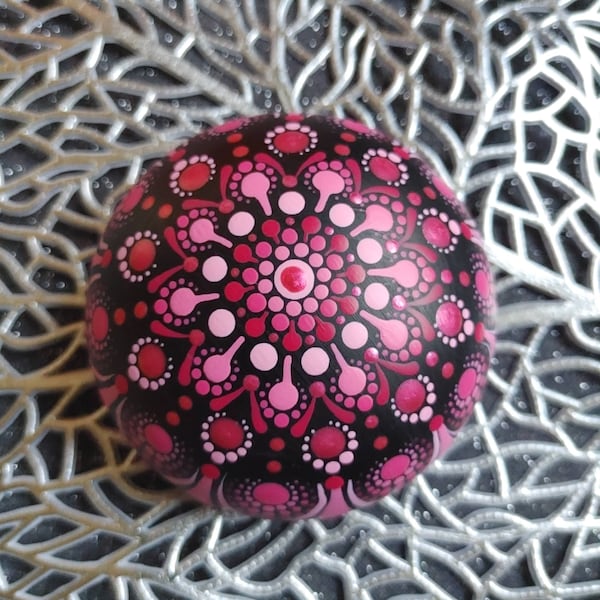 Mandala stone made of ceramic hand-painted / paperweight / meditation stone / painted stone / living room decoration / mandala stone black pink