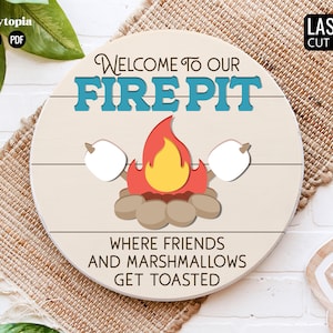 Benvenuti nel nostro pozzo del fuoco dove amici e marshmallows vengono tostati SVG / Camping SVG / Glowforge Laser Cut File / PDF Digital Download