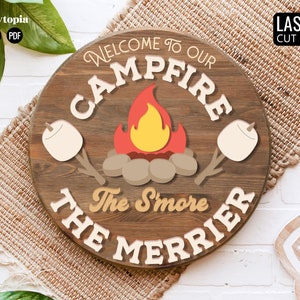 Bienvenido a nuestra fogata The S'more The Merrier SVG / Camping SVG / Decoración del hogar, Glowforge Laser Cut File / PDF Descarga digital