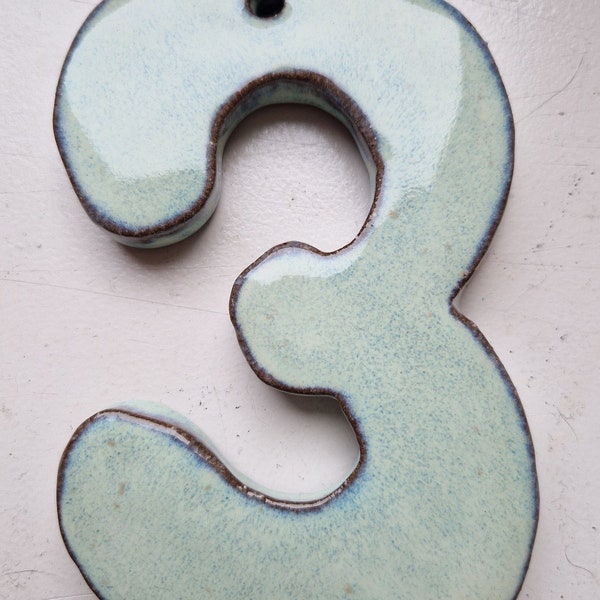 Individuelle Hausnummer aus Keramik