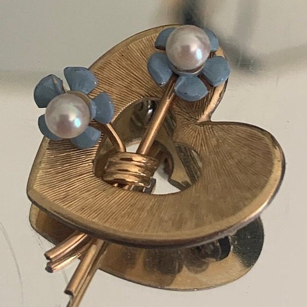 Krementz vintage 14k gold overlay heart pin with two flowers faux pearls and blue petals.