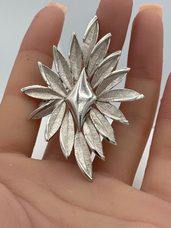 Trifari クラウンピン ブローチ ヴィンテージ クラウン トリファリ デザイナー シルバートーン